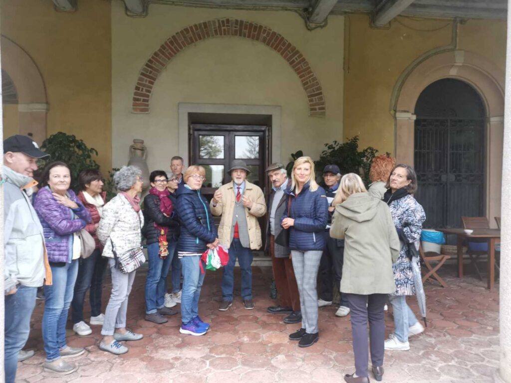 Davanti la villa attorno a Edoardo Edallo.