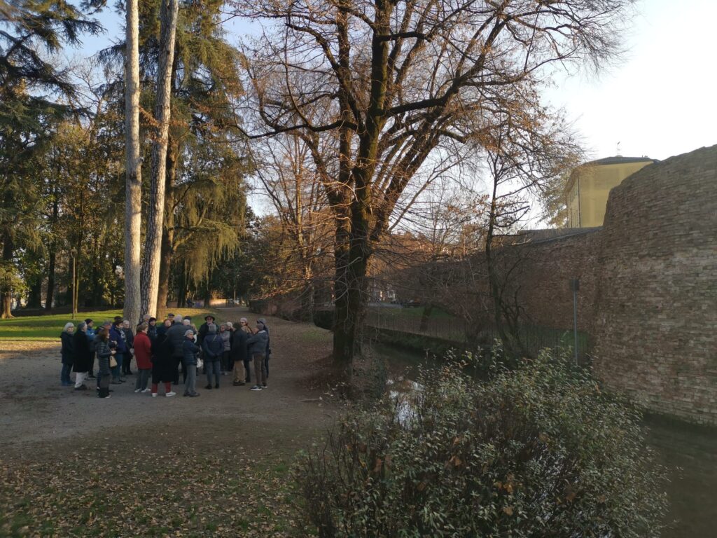 In gruppo sotto le mura.