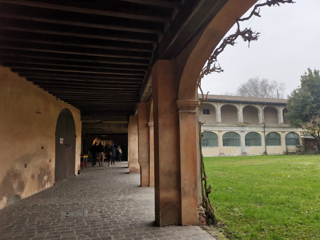 Un scorcio porticato dell'ex centro di incremento ippico