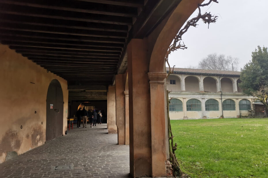 Un scorcio porticato dell'ex centro di incremento ippico