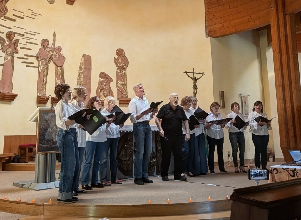 I cantori all'interno della chiesa di Sant'Angela Merici