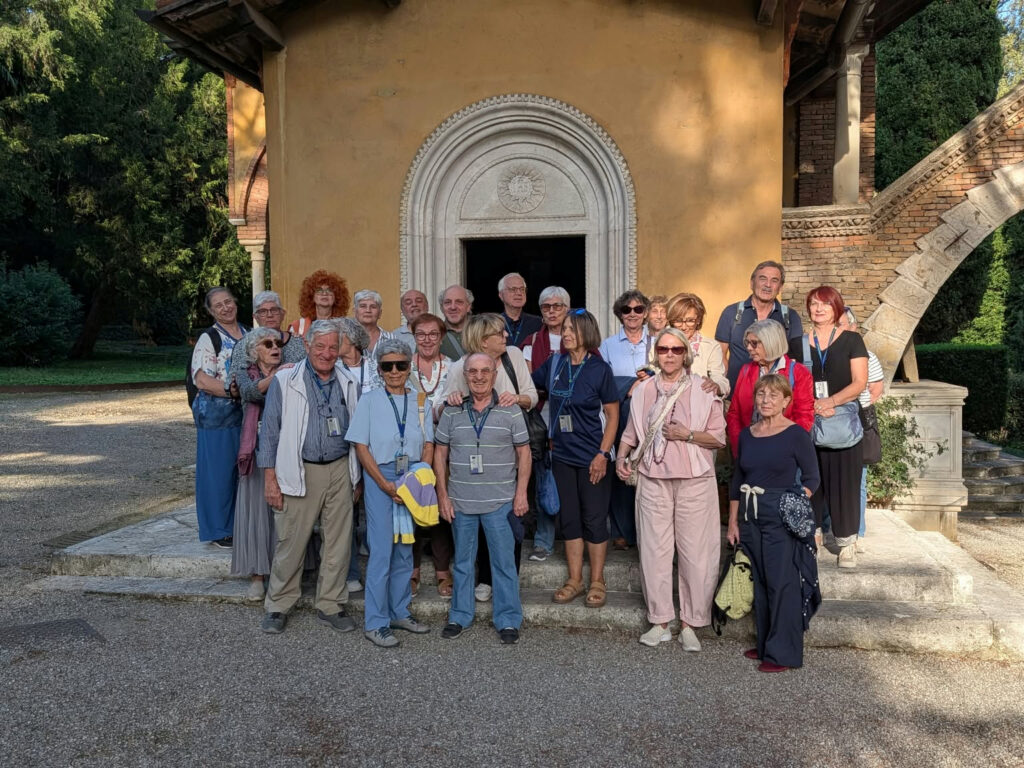 Foto di gruppo davanti la Cappella Suardi